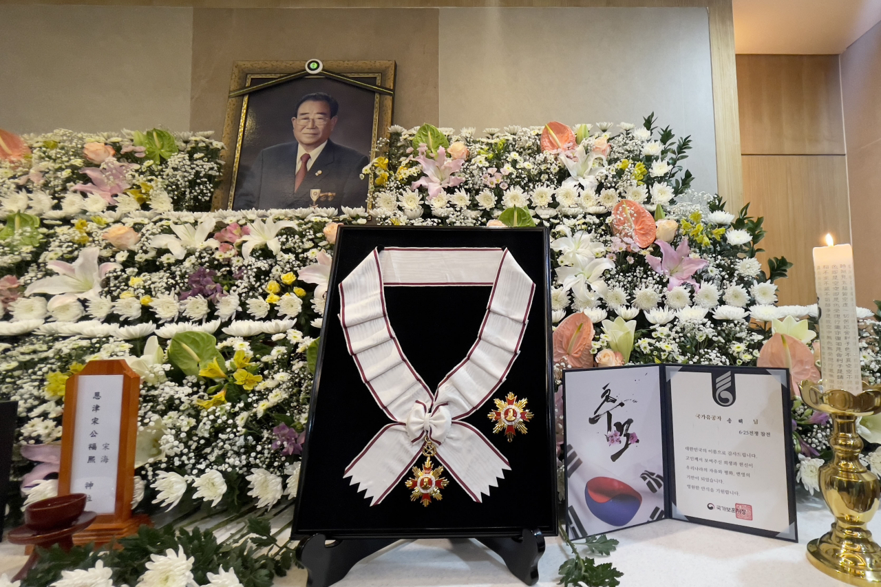8일 오후 서울 종로구 서울대학교 병원 장례식장에 차려진 고(故) 송해의 빈소에 금관문화훈장이 놓여 있다. [연합]