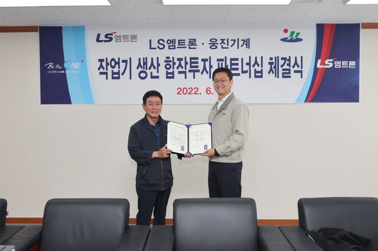 강석호(오른쪽) LS엠트론 트랙터사업본부장이 지난 8일 선광주 웅진기계 대표와 LS엠트론 전주공장에서 트랙터 작업기 생산 합작투자(Joint Venture) 계약을 체결하고 기념사진을 찍고 있다. [LS엠트론 제공]