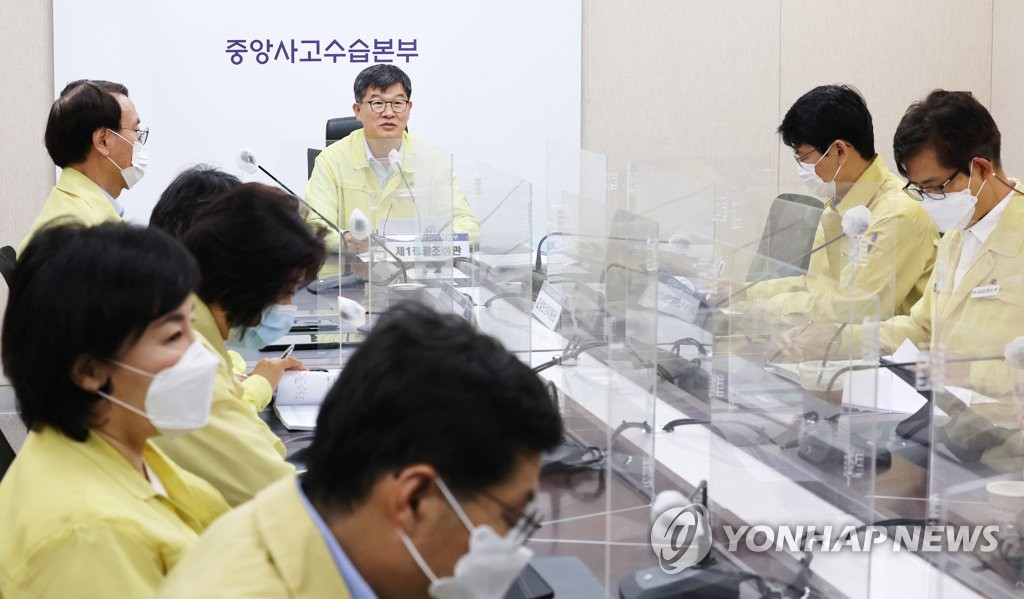 이기일 중앙재난안전대책본부 1총괄조정관(보건복지부 2차관)이 8일 오전 세종시 정부세종청사에서 열린 신종 코로나바이러스 감염증(코로나19) 대응 중앙재난안전대책본부 회의에서 발언하고 있다. [연합]