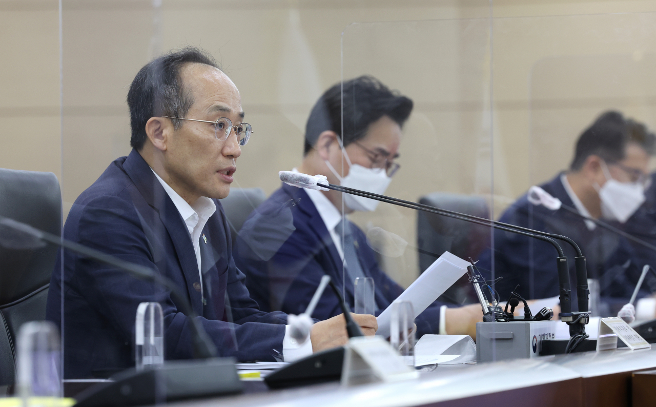 추경호 경제부총리 겸 기획재정부 장관(왼쪽)이 9일 오전 세종시 정부세종청사에서 열린 제2차 경제관계장관회의를 주재하고 있다. 연합뉴스