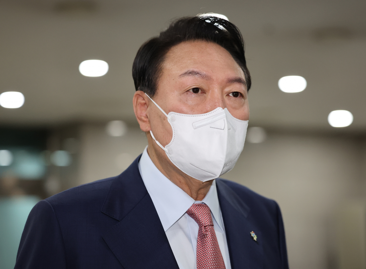 10일로 취임 한 달을 맞는 윤석열 대통령이 9일 오전 용산 대통령실 청사로 출근하며 취재진의 질문에 답하고 있다. [연합]