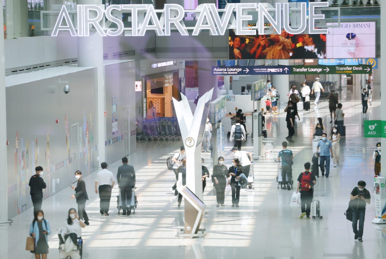 Tourists are seen walking through the duty-free zone at Incheon International Airport on Wednesday. (Yonhap)