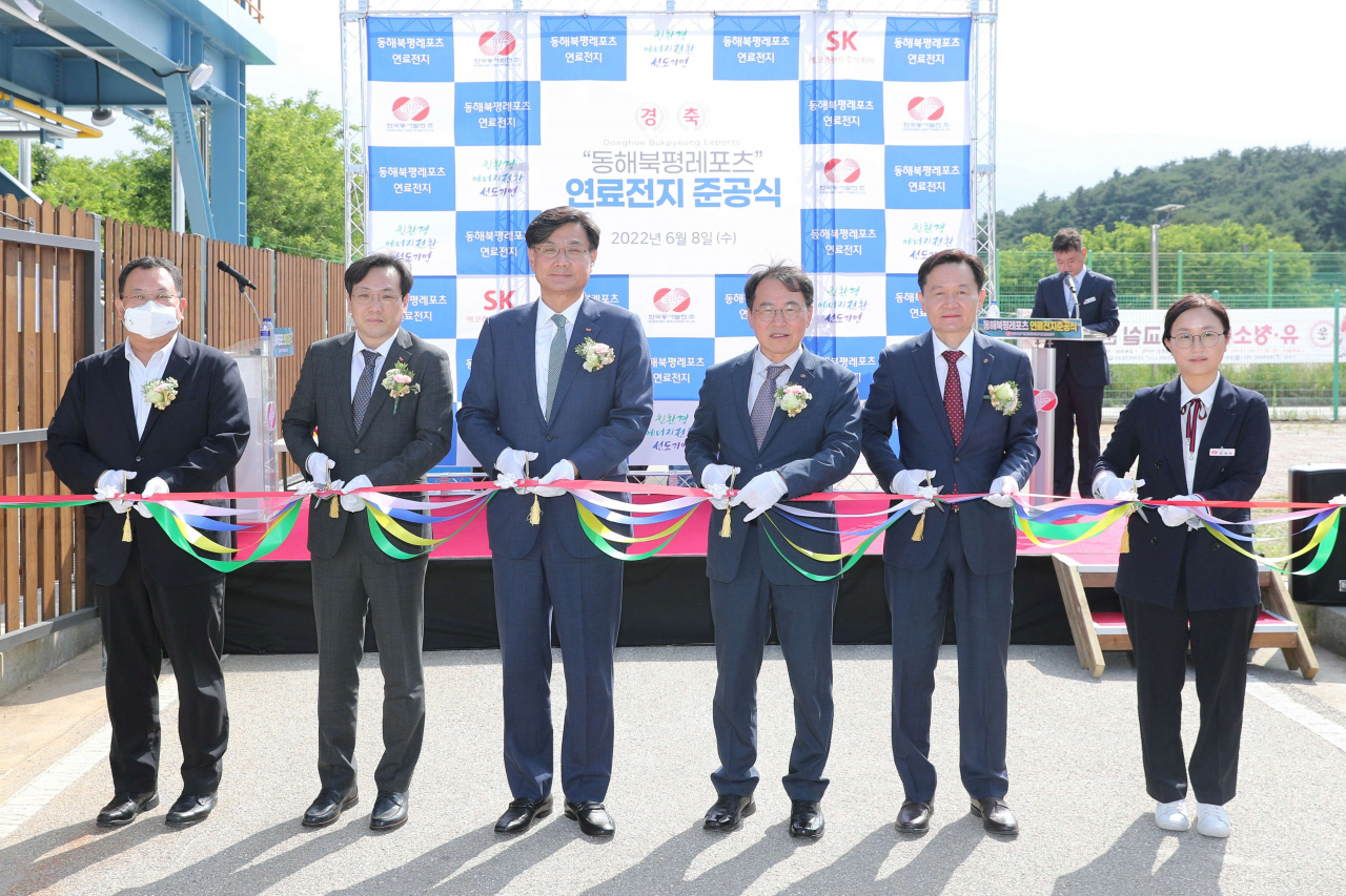 사진은 8일 강원도 동해시 구미동에서 열린 ‘북평레포츠센터 연료전지 발전소 준공식’에서 이왕재 SK에코플랜트 에코에너지 BU대표(왼쪽 세번째), 조상기 한국동서발전 사업본부장(왼쪽 네번째) 등 주요 관계자들이 테이프 커팅식을 하고 있는 모습.[SK에코플랜트 제공]