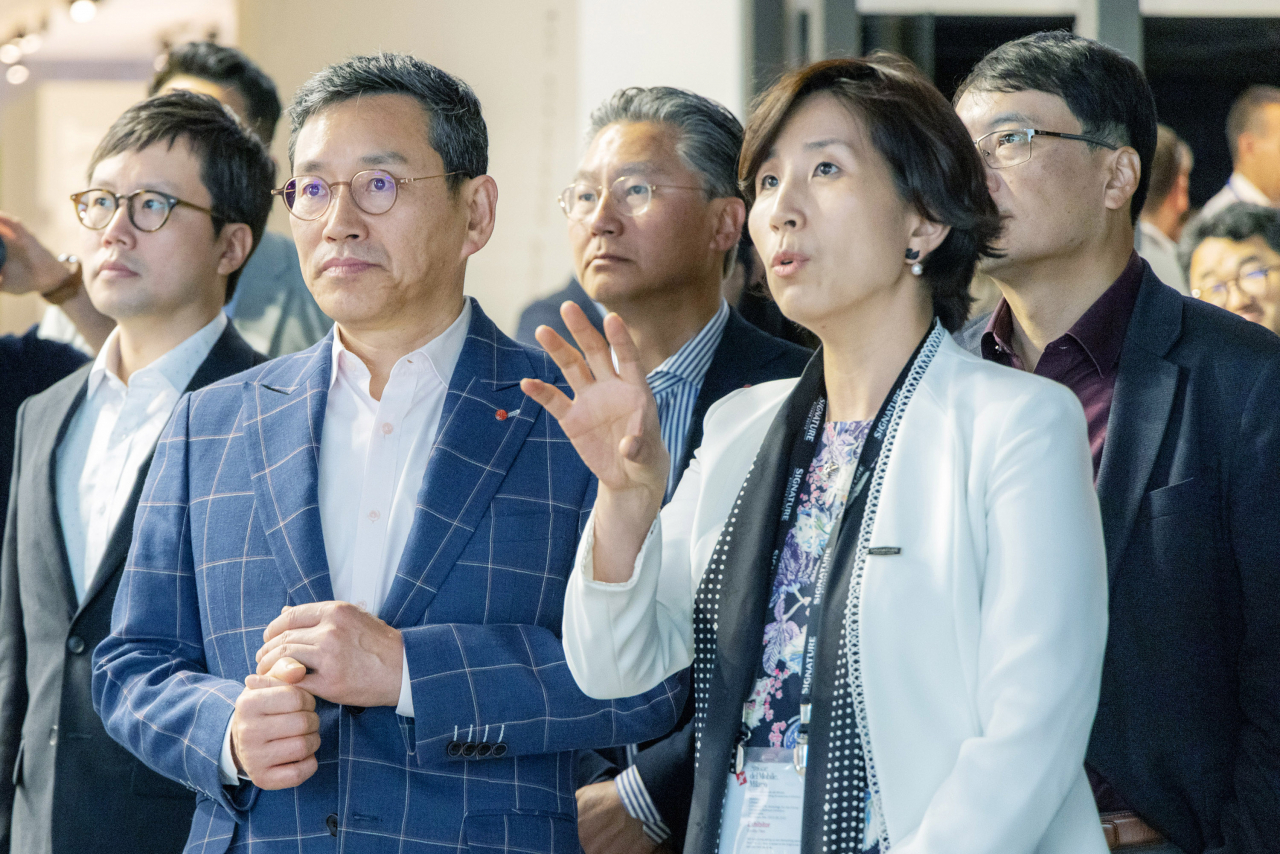 조주완(왼쪽) LG전자 사장이 LG전자 전시부스에서 노숙희 H&A브랜드커뮤니케이션담당 상무에게 전시와 관련한 설명을 듣고 있다. [LG전자 제공]