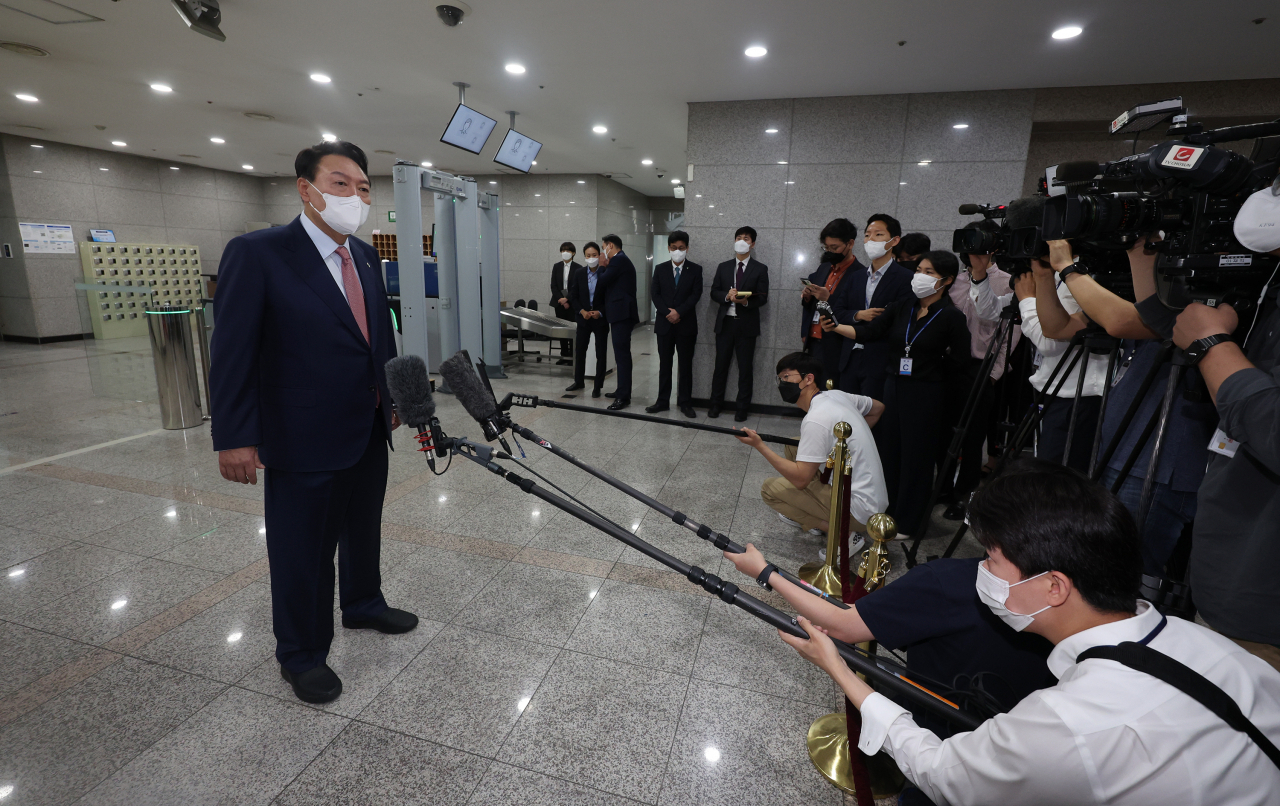 10일로 취임 한 달을 맞은 윤석열 대통령이 9일 오전 용산 대통령실 청사로 출근하며 취재진의 질문에 답하고 있다. [연합]