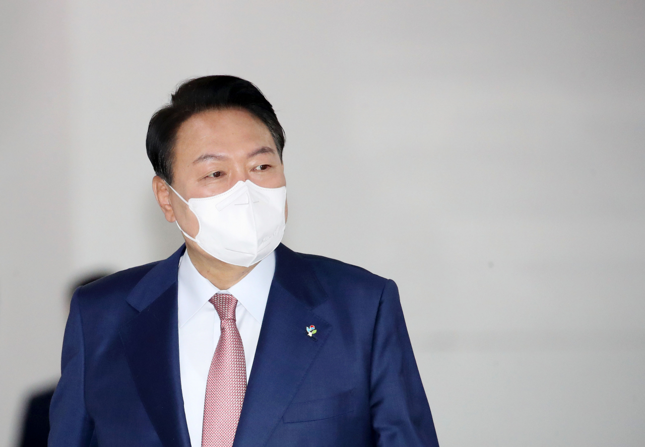 10일로 취임 한 달을 맞는 윤석열 대통령이 9일 오전 용산 대통령실 청사로 출근하고 있다. [연합]