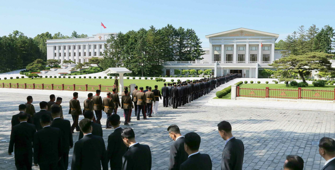 북한 노동당 기관지 노동신문은 9일 당 중앙위원회 제8기 제5차 전원회의 확대회의가 김정은 국무위원장이 참석한 가운데 전날 소집됐다고 보도했다. 이번 회의는 북한의 7차 핵실험 임박 관측과 맞물려 주목된다. [평양 노동신문=뉴스1]