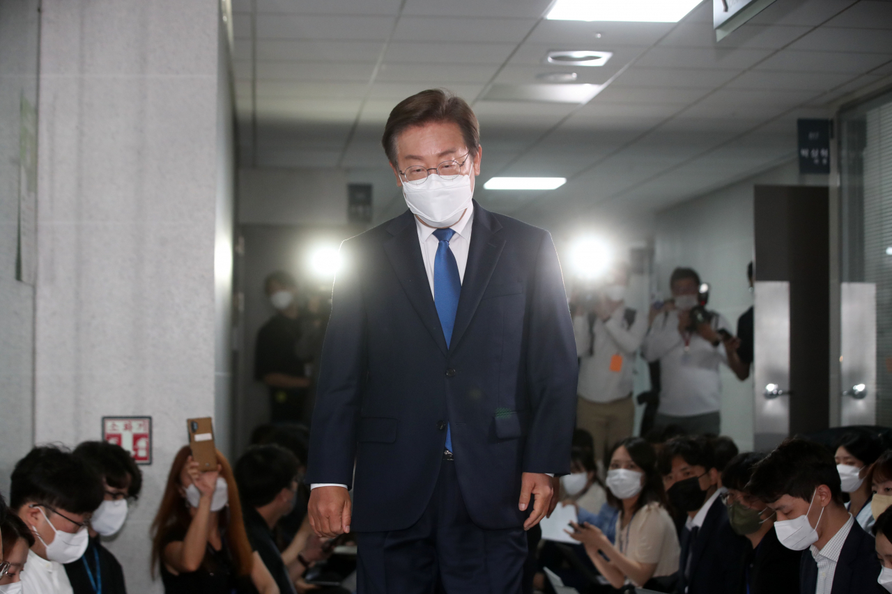 이재명 더불어민주당 국회의원이 7일 오전 서울 여의도 국회 의원회관 내 의원실로 첫 등원을 하고 있다. [이상섭 기자]