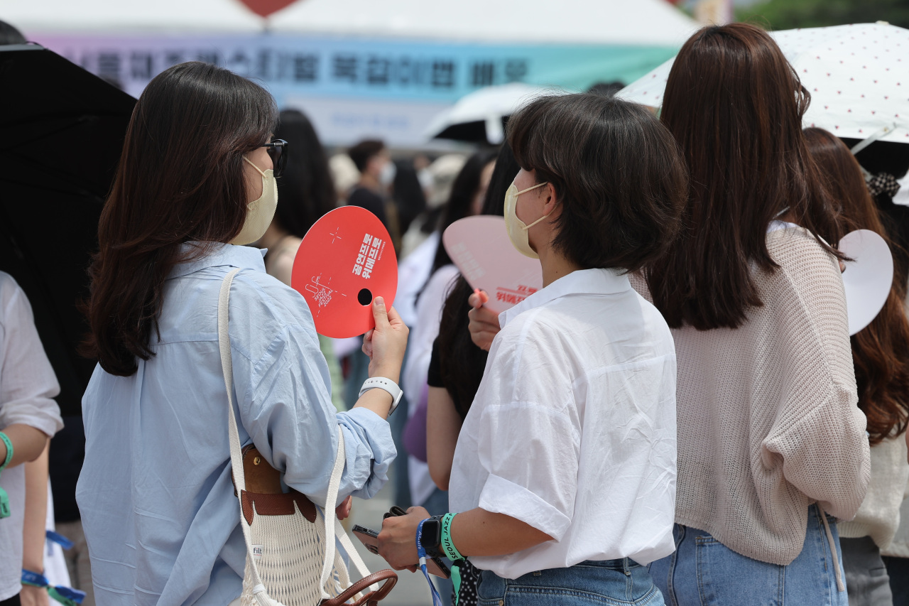 People fan themselves as S.Korea’s spring weather records the highest average temperature since 1973. (Yonhap)