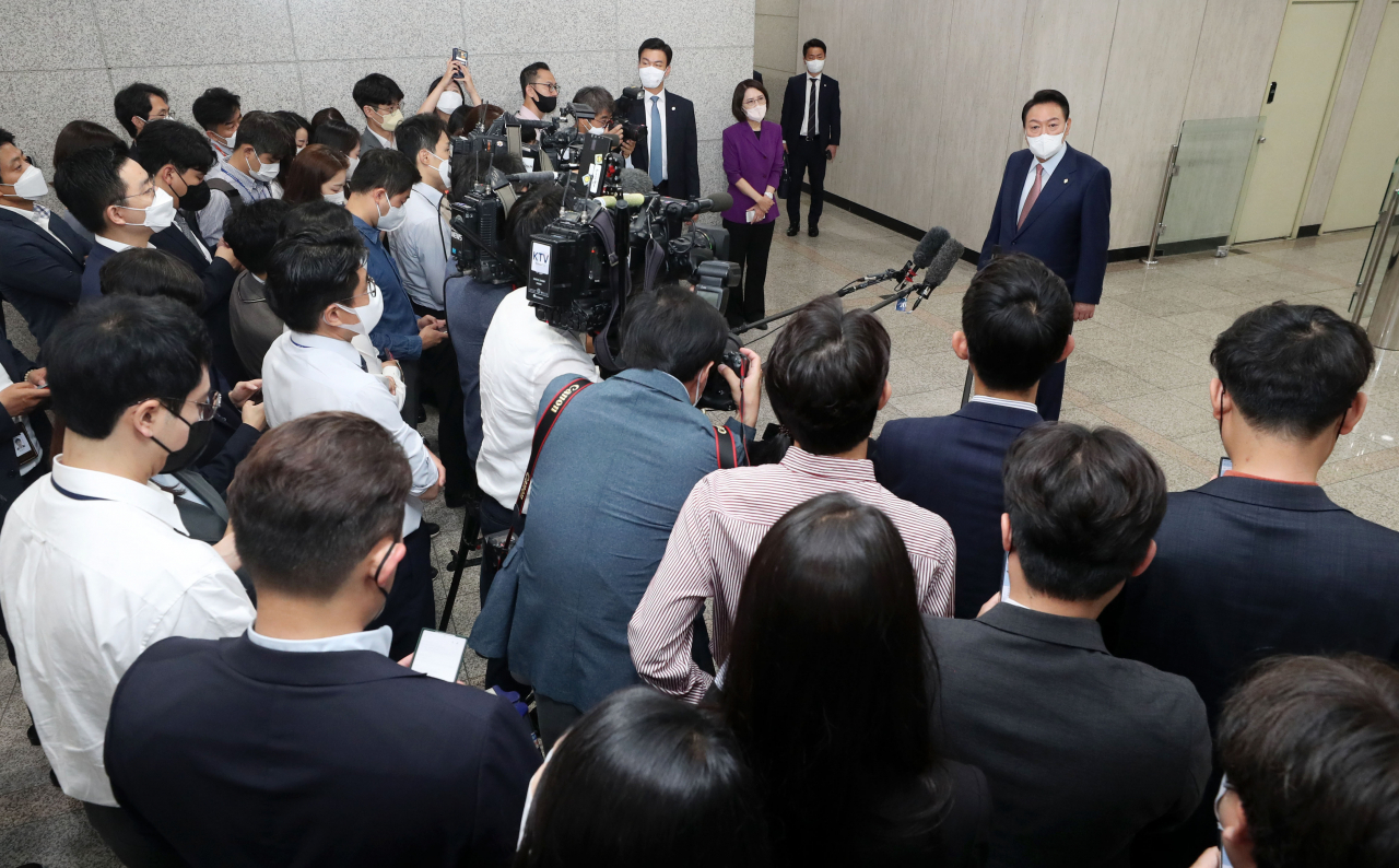 10일로 취임 한 달을 맞는 윤석열 대통령이 9일 오전 용산 대통령실 청사로 출근하며 취재진의 질문에 답하고 있다. [연합]