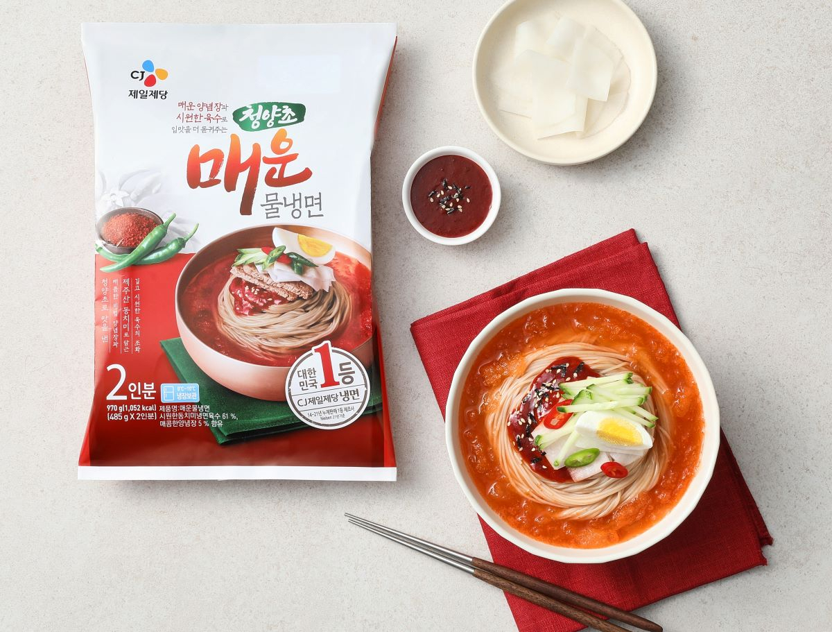 CJ제일제당이 신제품 ‘청양초 매운 물냉면’을 출시했다. [CJ제일제당 제공]