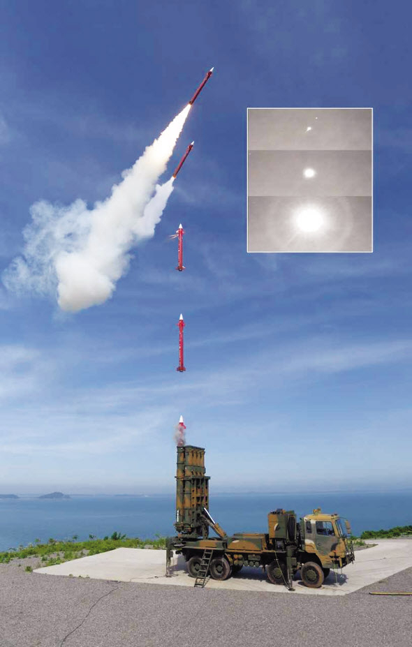천궁-Ⅰ에 비해 항공기 교전 능력을 강화하고 탄도탄 요격능력을 구현한 중거리 중고도 지대공 유도무기 천궁-Ⅱ 발사 장면. [LIG넥스원 제공]