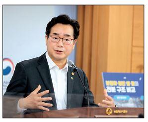 정황근 농림축산식품부 장관이 8일 정부세종청사에 ‘분질미를 활용한 쌀 가공산업 활성화 대책’을 발표하고 있다. [농림축산식품부 제공]