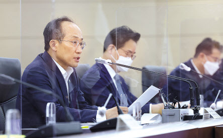 추경호 경제부총리 겸 기획재정부 장관(왼쪽)이 9일 세종시 정부세종청사에서 열린 제2차 경제관계장관회의를 주재하고 있다. 그는 “경제부총리인 제가 직접 팀장을 맡고, 경제장관들이 함께 참여하는 경제 분야 규제혁신 태스크포스(TF)를 6월 중 출범하고자 한다”며 “그간 정부의 과도한 규제와 시장개입, 경제·사회 체질개선 지연 등으로 민간 활력과 성장잠재력이 크게 저하되고 시장의 분배기능도 약화되면서 문제가 더욱 고착화·심화되는 양상”이라고 말했다. [연합]