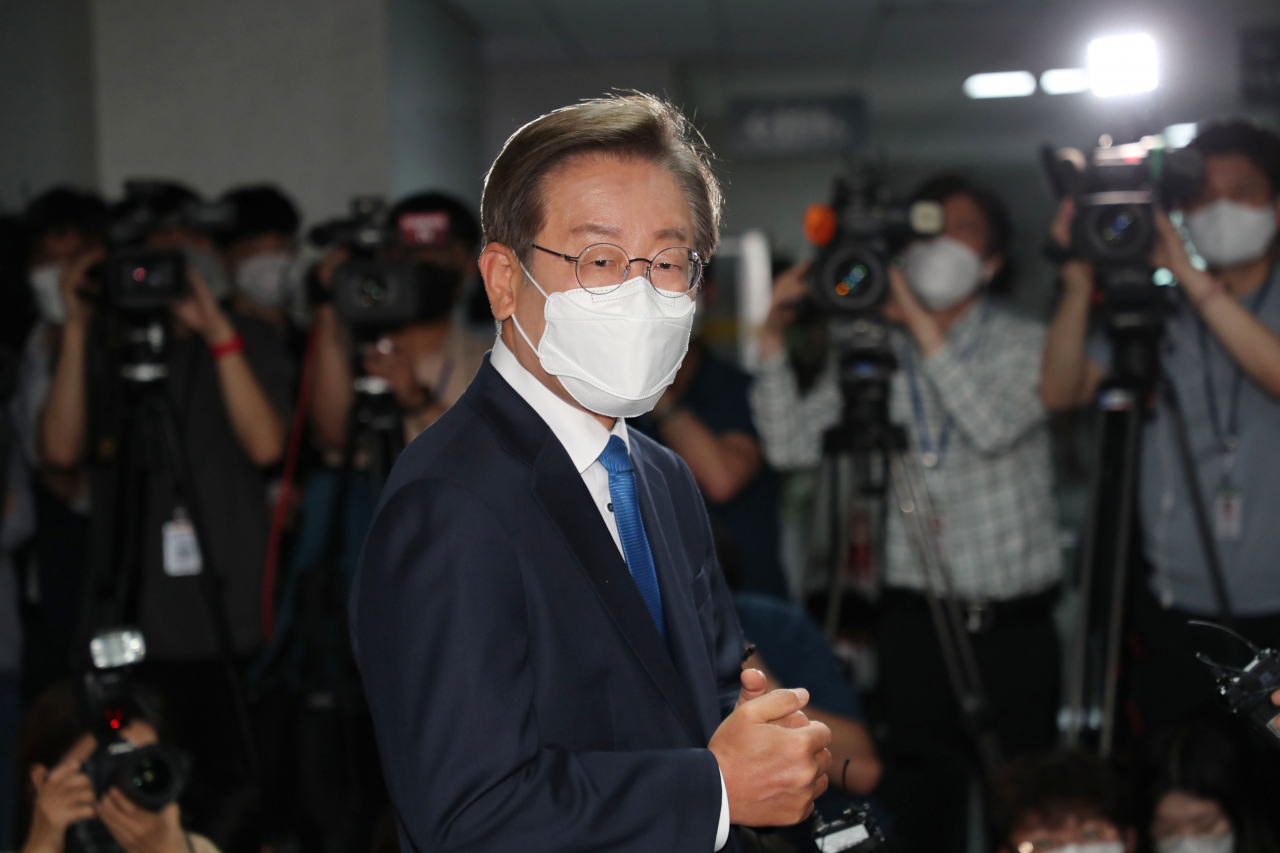 더불어민주당 이재명 의원이 7일 오전 국회 의원회관에 첫출근하며 취재진의 질문에 답변하고 있다. [연합]