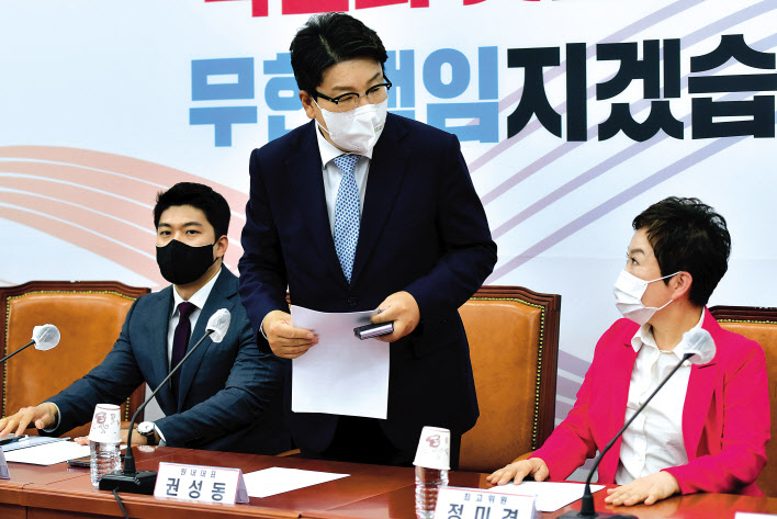 권성동 국민의힘 원내대표가 9일 오전 서울 여의도 국회에서 열린 최고위원회의에 참석하고 있다. 이상섭 기자