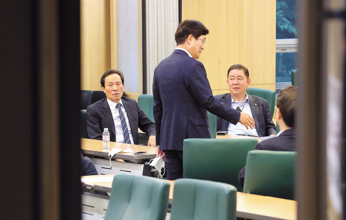 우상호 더불어민주당 비대위원장이 9일 오전 국회에서 열린 재선의원 간담회에서 대화하고 있다. 이상섭 기자