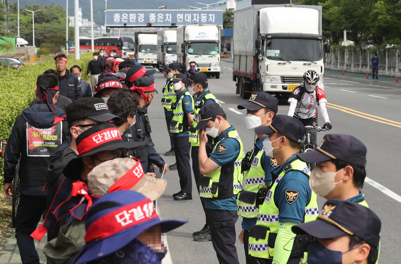 화물연대 총파업 이틀째인 지난 8일 현대자동차 울산공장 명촌정문 앞에서 화물연대 조합원들이 선전전을 벌이고 있다. 이날 현대차 울산공장을 오가는 화물연대 소속 납품 차량은 오후 2시부터 운송 거부에 들어갔다. [연합]