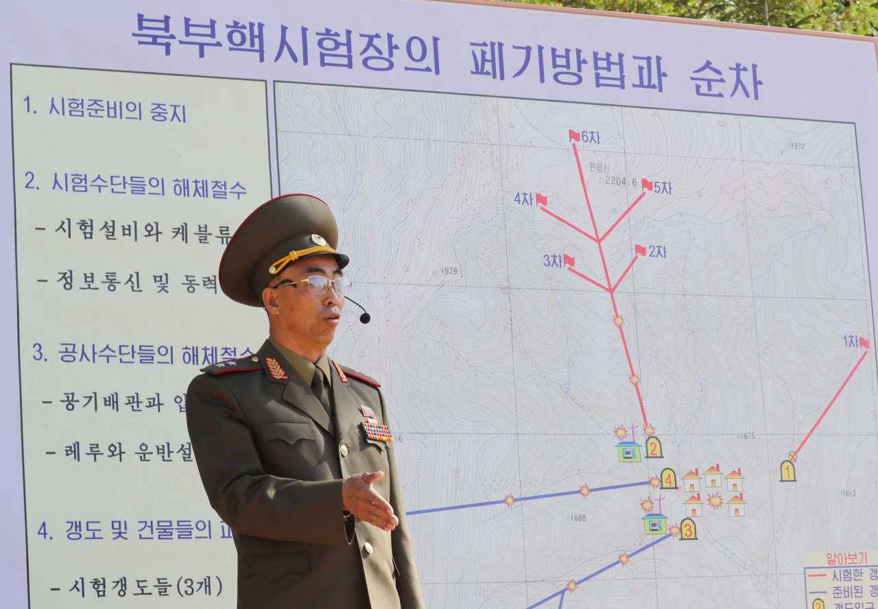 군 당국은 9일 북한의 7차 핵실험이 임박했다는 관측이 잇따르고 있는 가운데 확고한 대비태세를 갖추고 있다고 강조했다. 북한 핵무기연구소 부소장이 지난 2018년 5월 풍계리 핵실험장 폐기 방법과 순서에 대해 설명하고 있다. [헤럴드DB]
