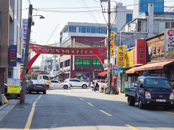 광진구 자양동 일대가 모아타운 개발 추진으로 투자자들의 주목을 받고 있다. 사진은 자양동 4동 양꼬치거리. 서영상 기자
