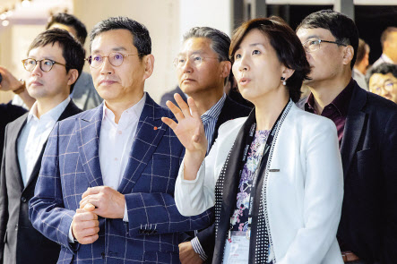 조주완(왼쪽) LG전자 사장이 LG전자 전시부스에서 노숙희 H&A브랜드커뮤니케이션담당 상무에게 전시와 관련한 설명을 듣고 있다. [LG전자 제공]
