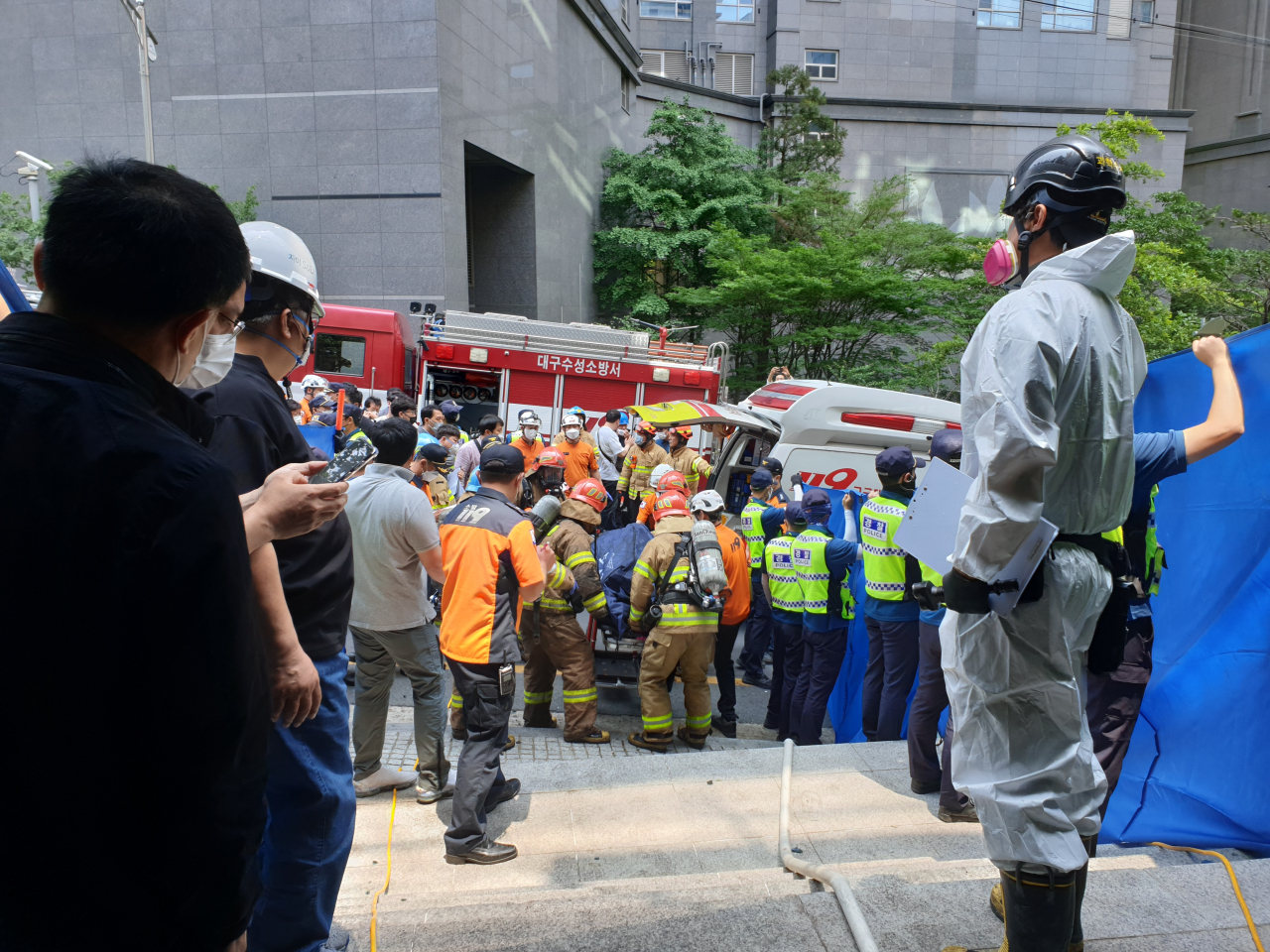 소방당국이 9일 오전 불이 난 대구 수성구 범어동 대구지방법원 인근 변호사 사무실 빌딩에서 구조작업을 벌이고 있다.[대구소방안전본부 제공]