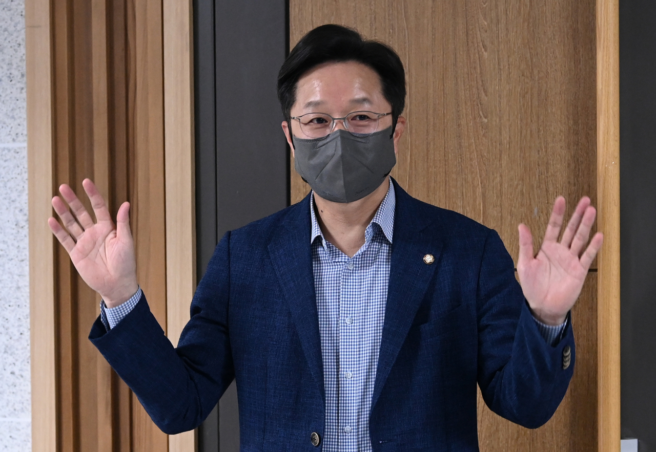 더불어민주당 강병원 의원이 9일 서울 여의도 국회의원회관에서 열린 재선의원 간담회가 비공개임을 알리고 있다. [연합]