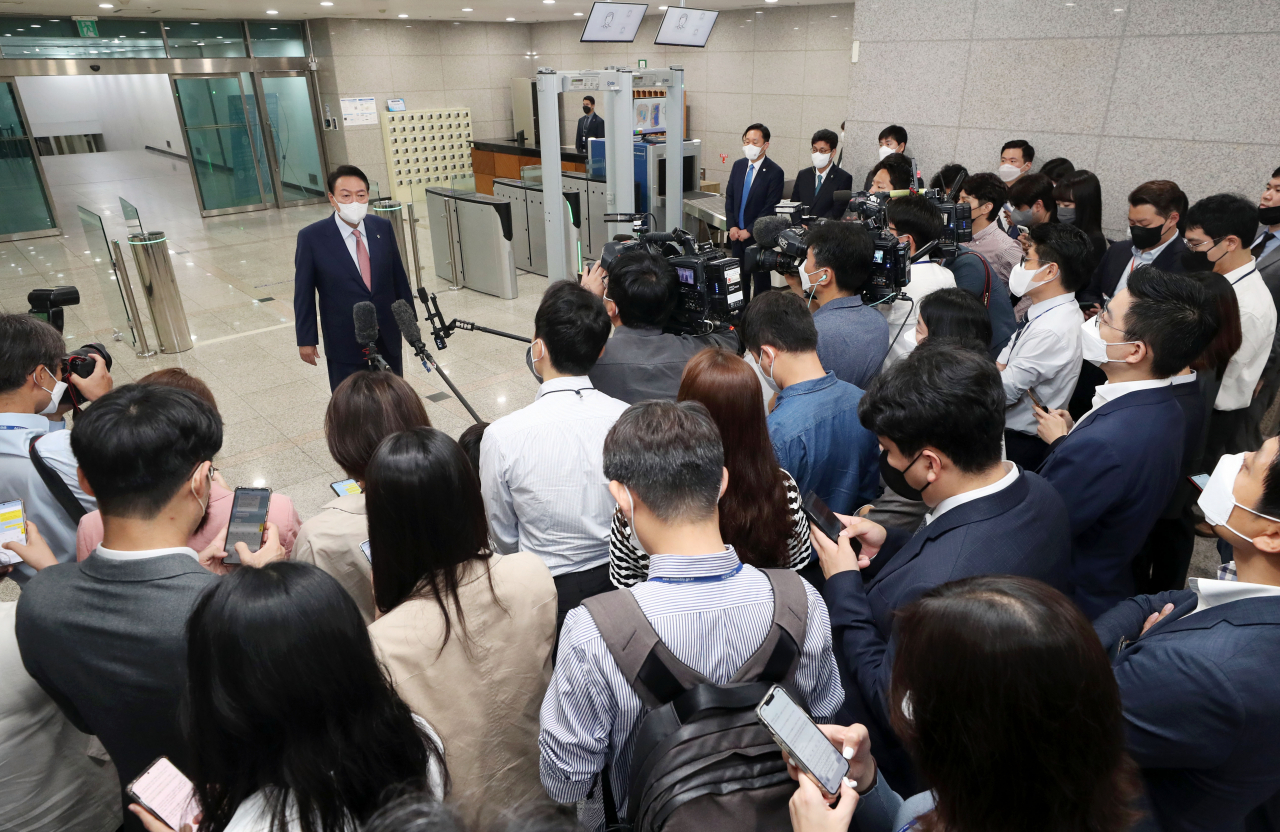 10일로 취임 한 달을 맞는 윤석열 대통령이 9일 오전 용산 대통령실 청사로 출근하며 취재진의 질문에 답하고 있다. [연합]