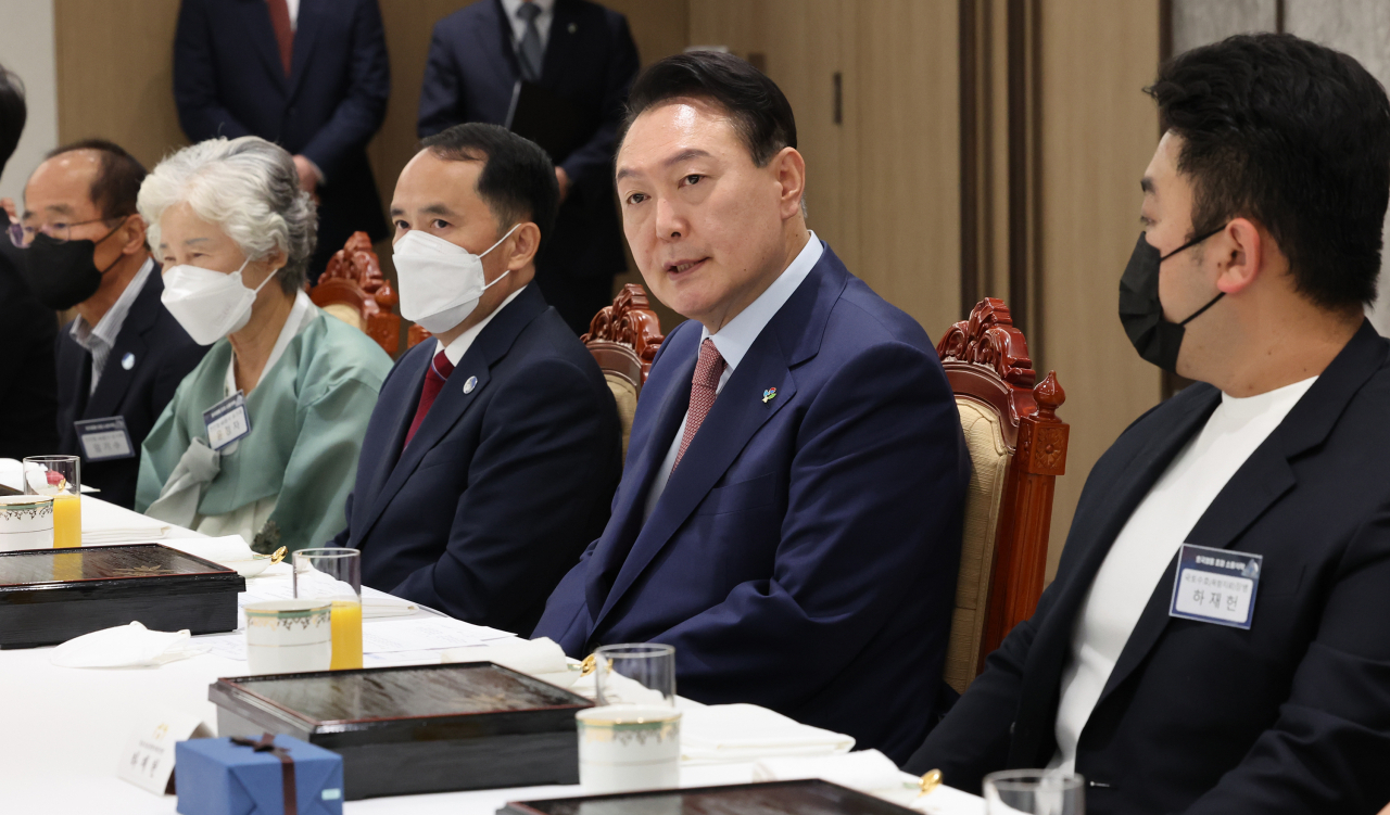 윤석열 대통령이 9일 오전 용산 대통령실 청사에서 열린 '호국영웅 초청 소통식탁'행사에서 인사말을 하고 있다. 왼쪽에서 두번째부터 고(故) 민평기 상사의 모친 윤청자 여사, 최원일 전 천안함 함장, 윤 대통령, '목함지뢰 영웅'인 하재헌 예비역 중사. 오찬에는 천안함 생존 장병과 희생자 유족, 천안함 실종자 구조 과정에서 순직한 고(故) 한주호 준위 유족, 연평해전과 북한의 목함지뢰 도발 희생자 유족 등 20명이 참석했다. [연합]