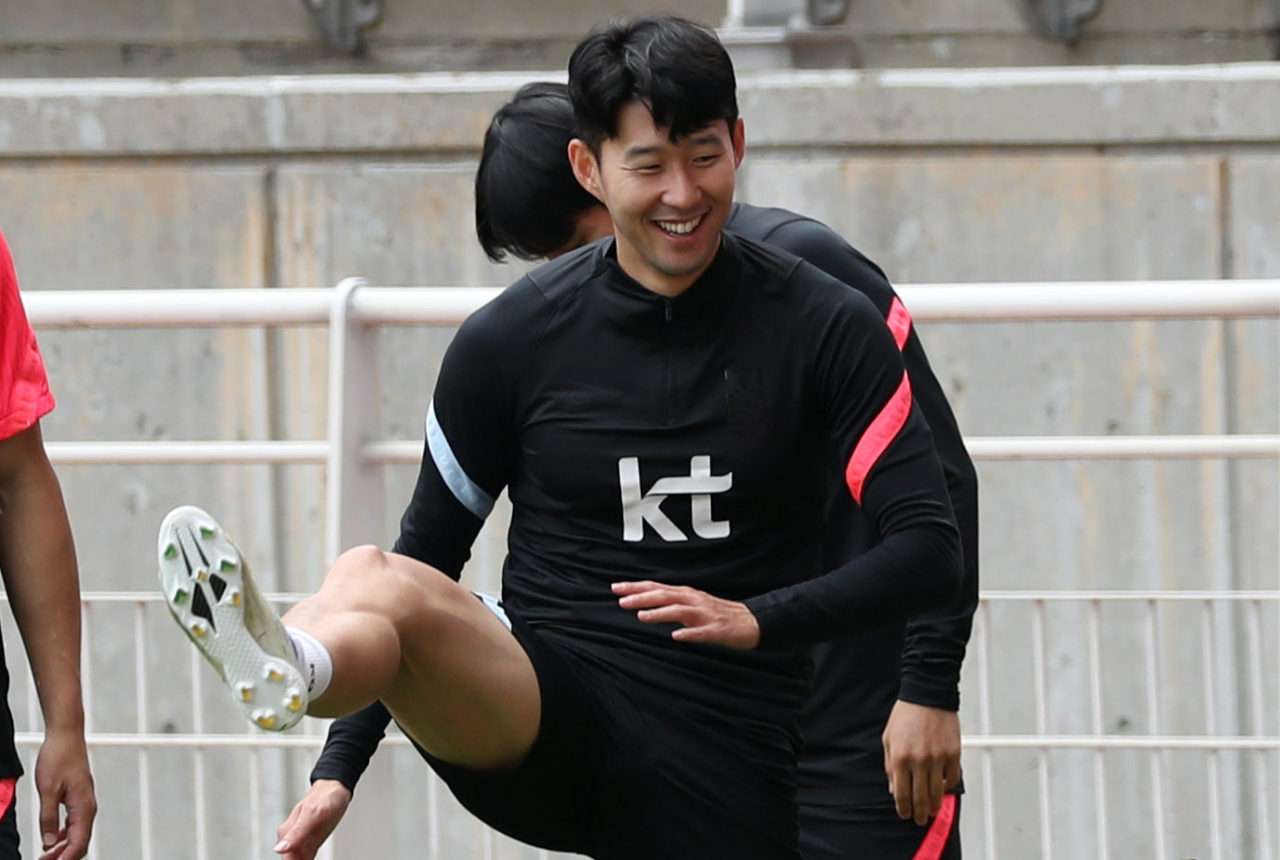 파라과이와 친선경기를 앞둔 축구 대표팀 손흥민이 9일 오전 경기도 수원종합운동장에서 밝은 얼굴로 훈련을 하고 있다. [연합]