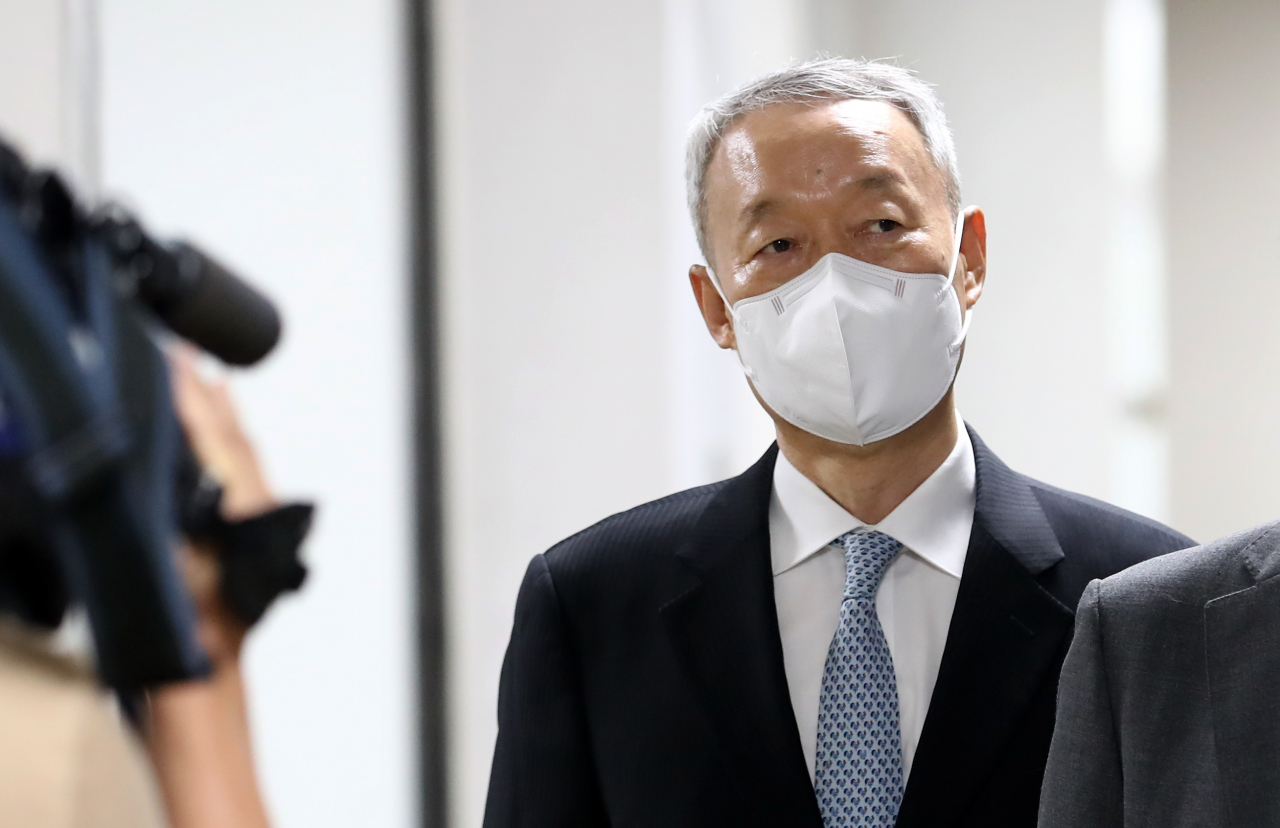 월성 1호기 원전 경제성 평가 부당개입 혐의로 기소된 백운규 전 산업통상자원부 장관이 지난 7일 오후 공판기일에 출석하기 위해 대전시 서구 둔산동 대전지법으로 이동하고 있다. [연합]