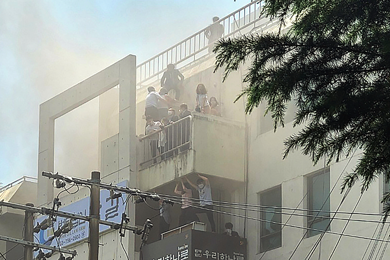지난 9일 대구 수성구 범어동 대구지법 인근 변호사 사무실 빌딩에서 불이 나 시민들이 옥상 부근에서 구조를 기다리고 있다. 이 화재로 7명이 숨지고 46명이 다쳤다. [연합]