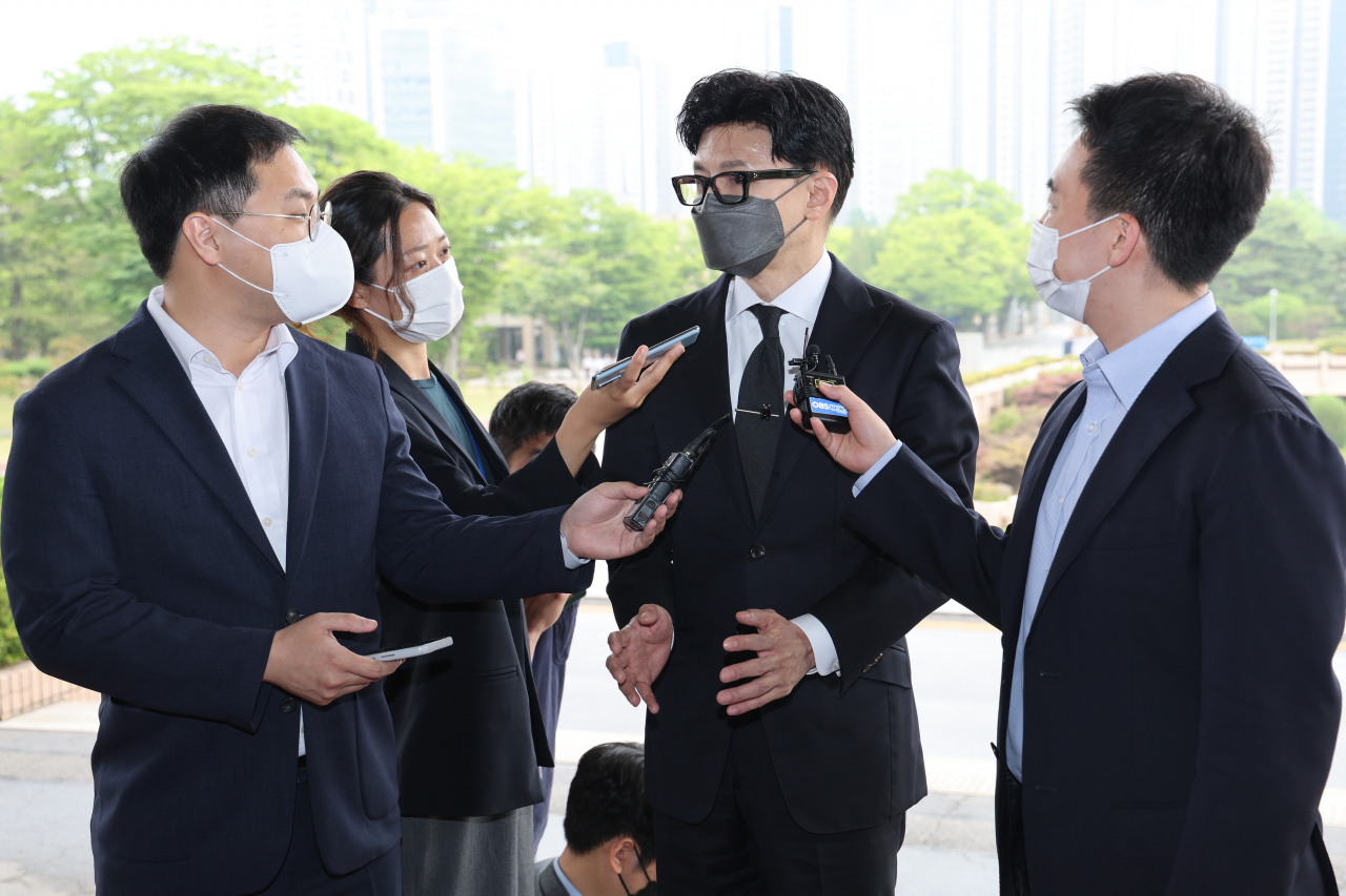 한동훈 법무부 장관이 9일 오후 정부과천청사로 들어서며 취재진의 질문에 답하고 있다. [연합]