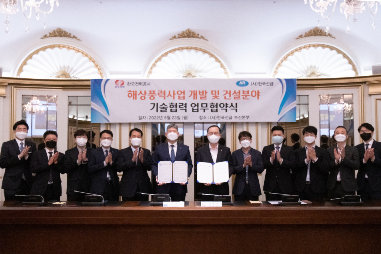 한국선급 이영석 사업본부장(사진 좌측 여섯 번째)과 한국전력 김종화 해상풍력사업단장(사진 우측 여섯 번째) 등 관계자가 업무협약 체결식에서 기념사진을 촬영하고 있다. [한국선급 제공]