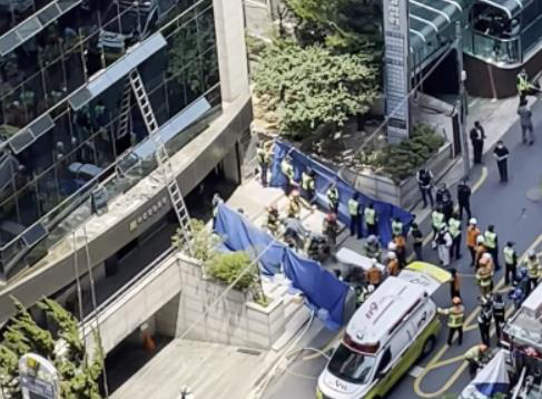9일 대구 수성구 범어동 대구지방법원 인근 변호사 사무실 빌딩에서 화재가 발생, 구급대원들이 사상자를 이송하고 있다. [연합]