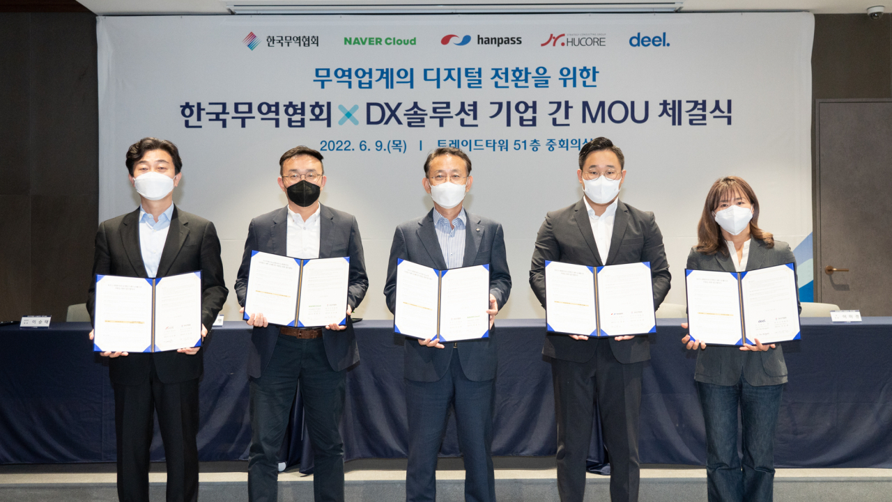 이승태 휴코어 대표(왼쪽부터), 윤희영 네이버클라우드 리더, 신승관 무역협회 전무, 이동한 한패스 이사, 이미경 딜 한국대표가 MOU 체결 후 기념사진을 촬영하고 있다. [한국무역협회 제공]