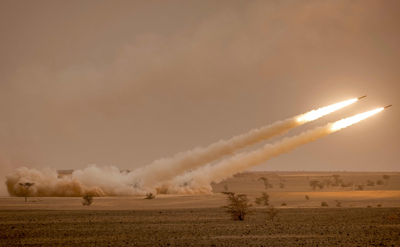 미국이 우크라이나에 지원한 고속기동포병로켓시스템(HIMARS)이 지난해 모로코에서 군사 훈련 도중 발사되고 있다.