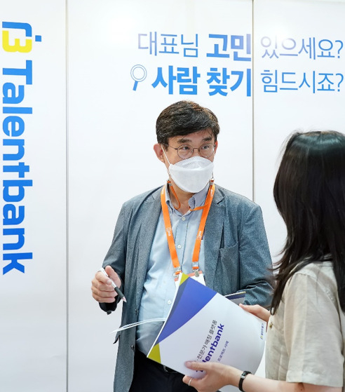 '제11회 스마트테크 코리아' 참관객이 탤런트뱅크 부스에서 비즈니스디렉터(BD)에게 가입 상담을 받고 있다. [탤런트뱅크 제공]