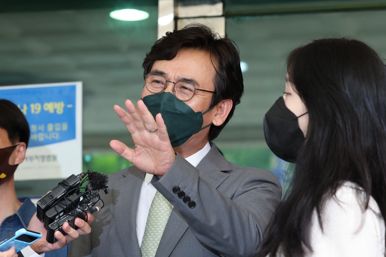 한동훈 법무부 장관의 명예를 훼손한 혐의로 재판에 넘겨진 유시민 전 노무현재단 이사장이 9일 오후 서울 마포구 서울서부지법에서 열린 선고 공판을 마치고 나와 큰소리를 외치는 지지자들을 진정시키고 있다. 법원은 유 전 이사장에게 500만원의 벌금형을 선고했다. [연합]