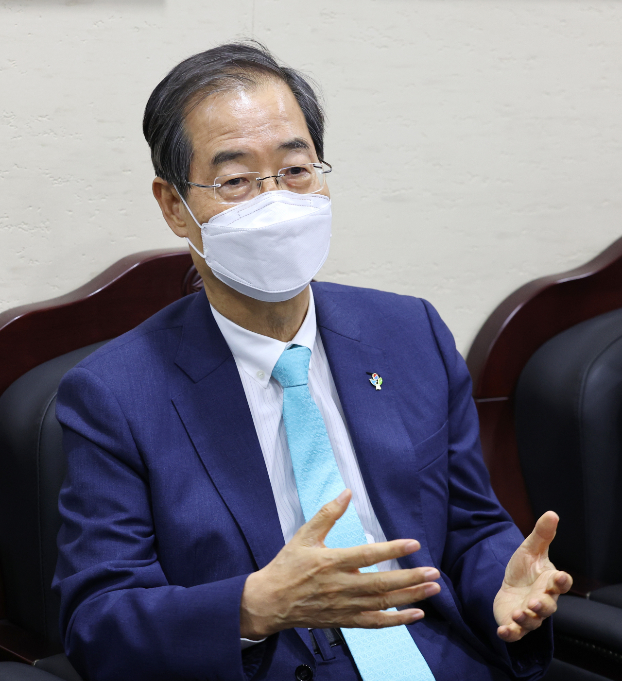 한덕수 국무총리가 9일 정부세종청사 교육부를 방문해 장상윤 차관, 정상은 인재양성정책과장 등과 환담하고 있다. [연합]