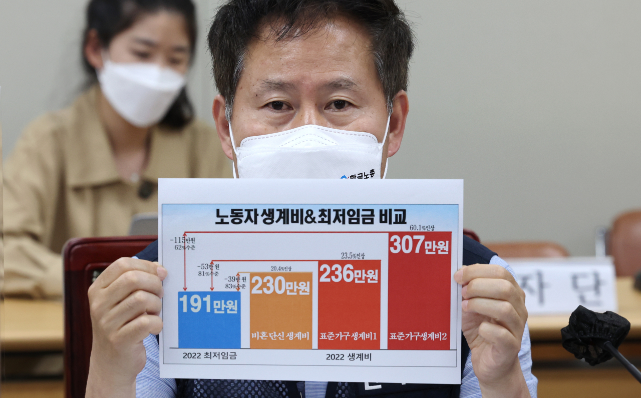 근로자위원인 정문주 한국노총 정책본부장이 9일 오후 세종시 정부세종청사 최저임금위원회 회의실에서 열린 제3차 전원회의에서 노동자생계비 및 최저임금 비교표를 들어 보이고 있다. [연합]