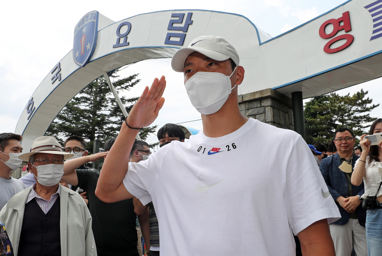축구 국가대표 대표팀 황희찬(울버햄프턴)이 9일 오후 충남 논산시 육군훈련소에 입소하며 경례하고 있다. 연합뉴스
