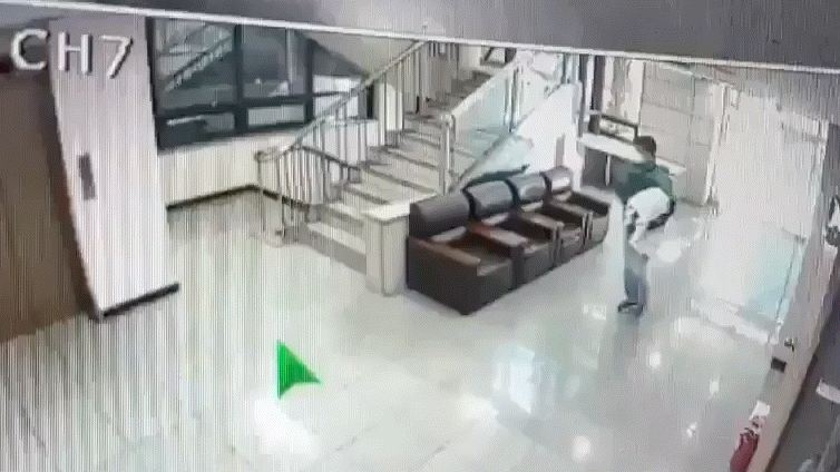 대구 사무실 방화 용의자로 추정되는 인물이 CC(폐쇄회로)TV에 포착된 모습. [독자제공]