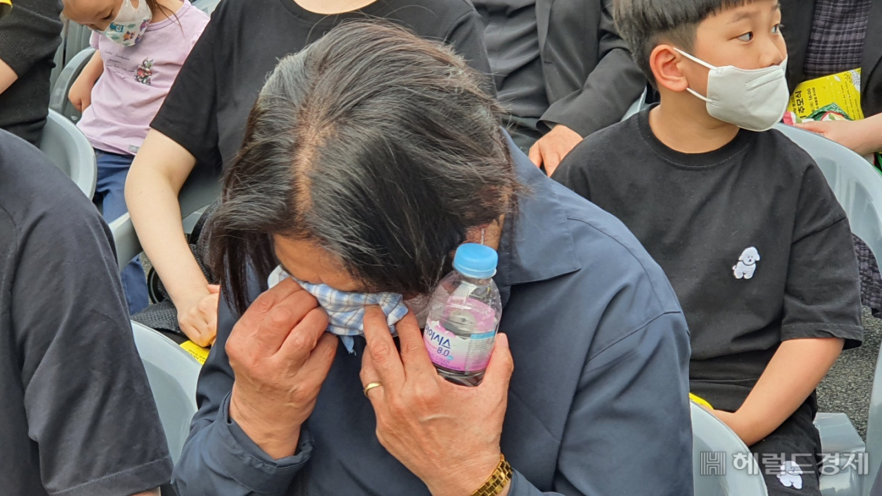 학동붕괴사고 유가족들이 추모식에서 눈물을 흘리고 있다. 서인주 기자