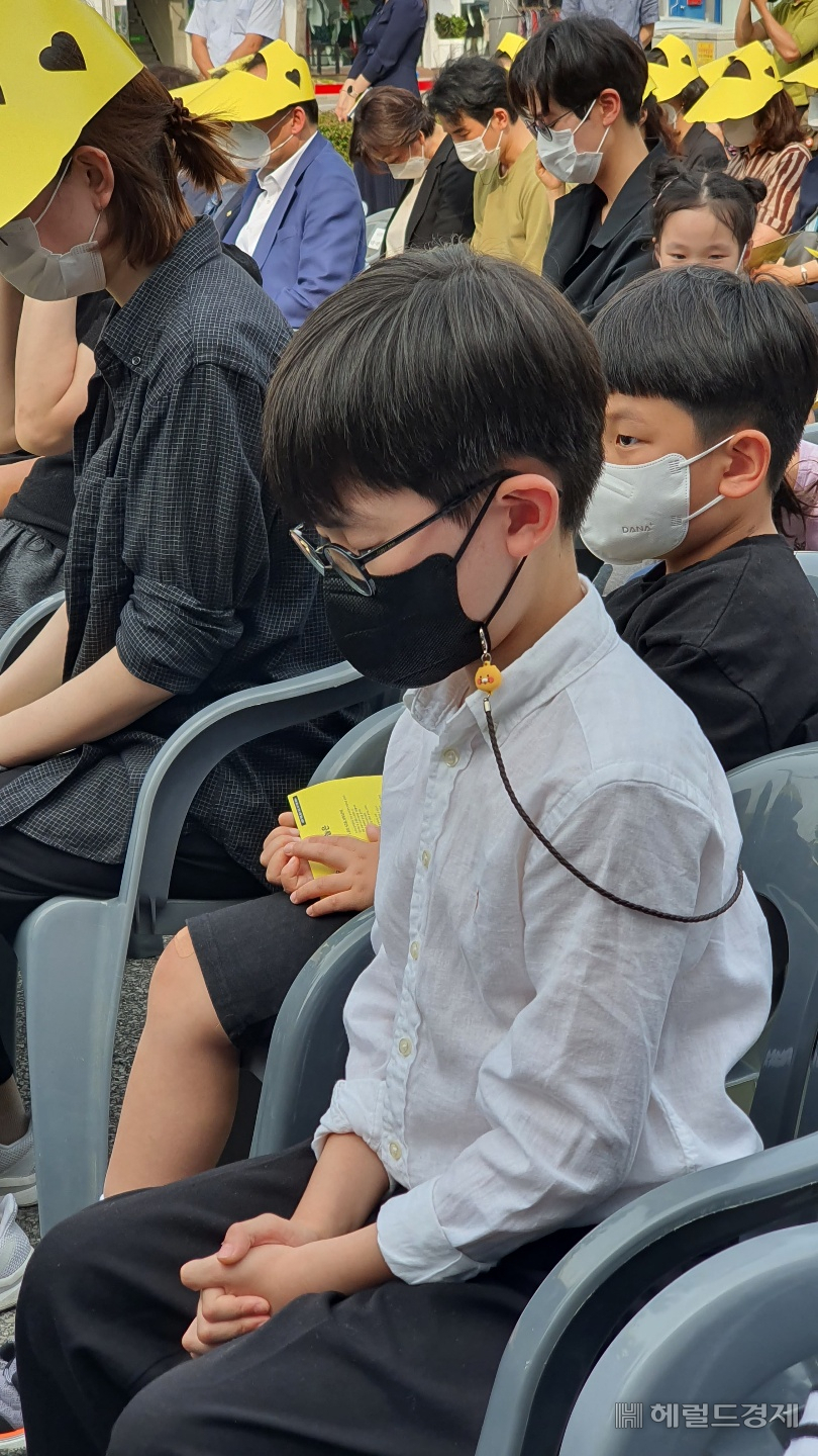 사고로 할머니를 잃은 손자가 고인의 명복을 빌며 기도하고 있다./서인주 기자