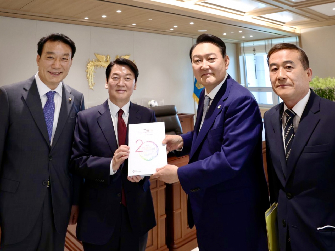 국민의힘 안철수 의원이 지난 7일 서울 용산 대통령실 청사에서 윤석열 대통령에게 대통령직 인수위원회 백서를 전달하고 있다. 왼쪽부터 전 인수위 행정실장 서일준 의원, 안 의원, 윤 대통령, 전 인수위 행정부실장 허성우 시민사회수석실 국민제안비서관. [연합]