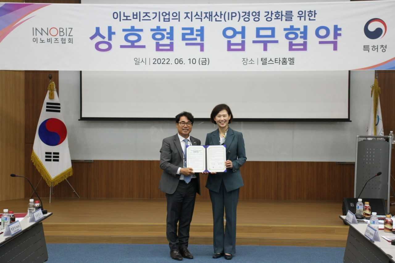 임병훈 이노비즈협회 회장(왼쪽부터)과 이인실 특허청장이 10일 쳥택에 있는 텔스타홈멜에서 이노비즈 기업의 지식재산 경영 강화를 위한 업무협약을 체결했다.[이노비즈협회 제공]