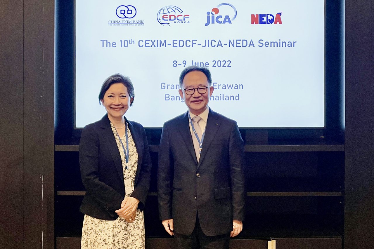 [사진=대외경제협력기금(EDCF)과 일본 국제협력기구(JICA)가 9일 태국 방콕에서 글로벌 개발이슈에 대한 협력 방안을 논의하기 위해 양자회담을 가졌다. 사진 왼쪽부터 메구미 무토 JICA 수석본부장, 이상호 수은 경협총괄 담당 부행장.]