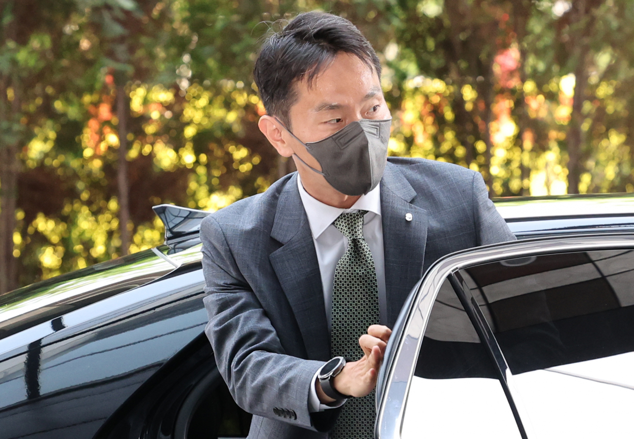 이복현 신임 금감원장이 8일 여의도 사무실로 출근하고 있다.[연합]