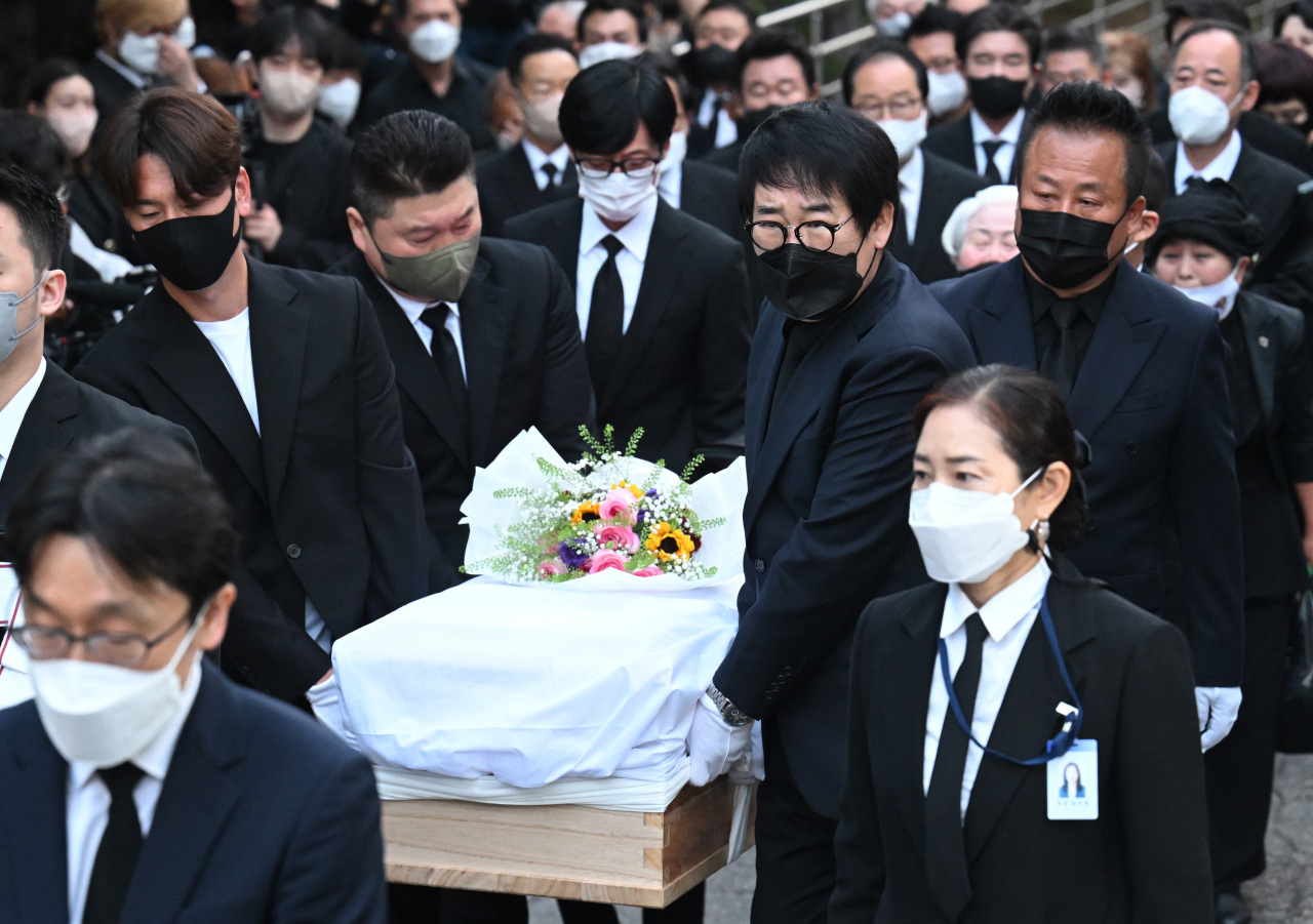 [영상] 유재석·강호동·최양락 운구…‘국민MC’ 송해, 영면에 들다